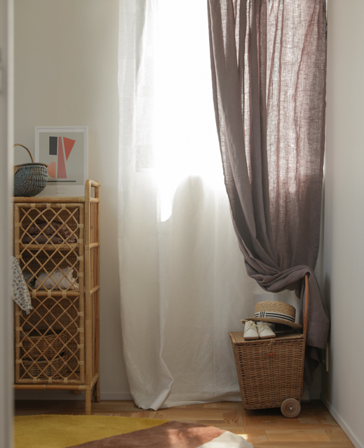 深い色のカーテンで印象的な部屋づくり - MOMO NATURAL