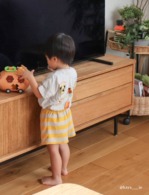 モモナチュラルの家具ユーザー様のお部屋　お子様にちょうどいい高さのテレビ台