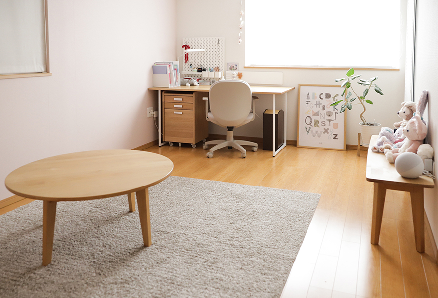 モモナチュラルの家具ユーザー様の子ども部屋。ダイニングテーブルをリメイクしたデスク