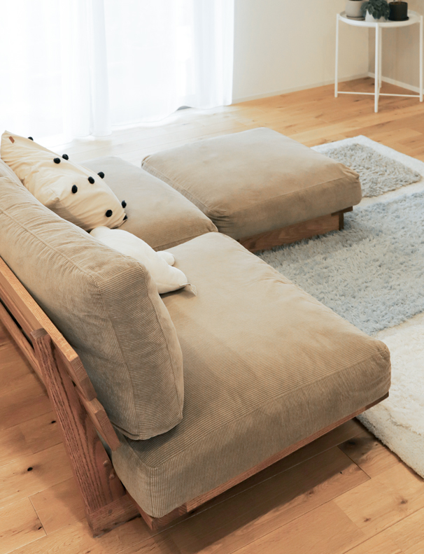 モモナチュラルの家具ユーザー様のご自宅。オーク材のローソファ