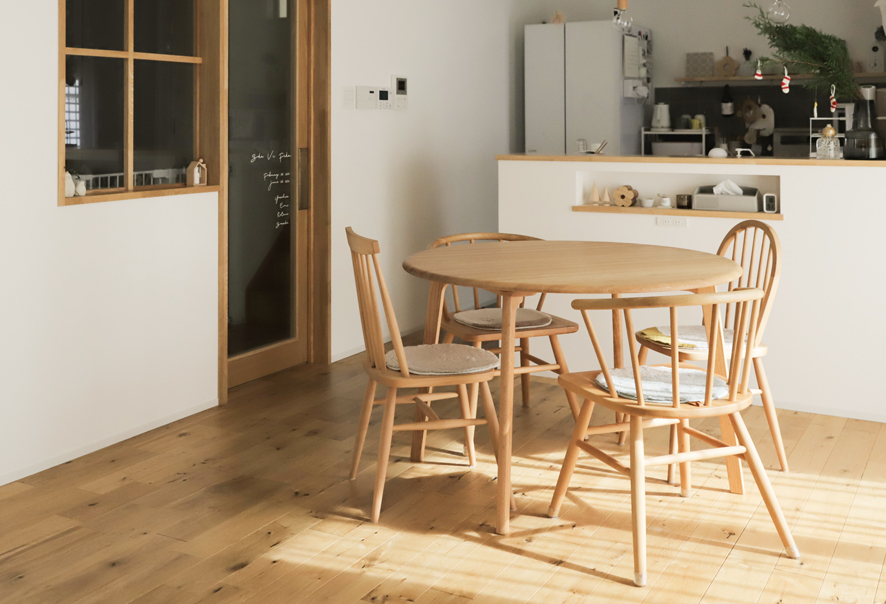 モモナチュラルの家具ユーザー様のご自宅。サークルダイニングテーブル